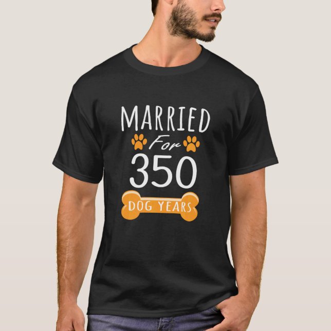 Camiseta 50º Aniversário Engraçado Casado Por 350 Cães Anos (Frente)