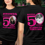 Camiseta 50º Aniversário, texto cor-de-rosa duplo<br><div class="desc">Feliz 50º aniversário, cor-de-rosa, nome e duas fotos, t-shirt. Uma divertida camiseta personalizada de 50° lado em um design de texto rosa-quente ousado. Personalize esta camisa de aniversário com uma fotografia da aniversariante no meio do número 0, tanto na frente como no verso. Excelente por adicionar diversão a uma marco...</div>