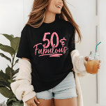Camiseta 50 e Fabuloso brilho cor-de-rosa 50. Aniversário<br><div class="desc">Este design moderno apresenta o texto "50 & Fabuloso" em um script de caligrafia rosa brilhante. Perfeito como presente ou para a 50ª festa de aniversário.</div>