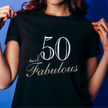 Camiseta 50 e Fabuloso White Script Aniversário<br><div class="desc">50 e Fabulosa camiseta de aniversário do White Script Elegante. Design elegante com script de tendência em cores brancas. A camiseta é um presente de excelente para uma mulher que comemora seu aniversário de 50 anos.</div>