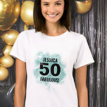 Camiseta 50 Fabuloso 50º Aniversário<br><div class="desc">Uma mistura de escrita fofa e ousadia moderna com este simples design de camisa "50 e Fabuloso"! Apresentando uma coloração clássica em preto e branco, com um salto de cor do fundo de aquarela azul-lacrimogêneo (ou turquesa clara). Personalize o nome e, se necessário, você também poderá alterar o 'e' e...</div>