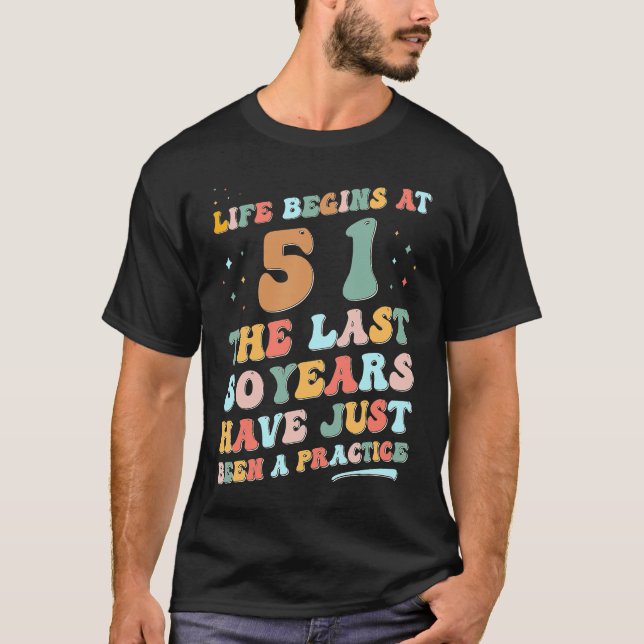 Camiseta 51st bday Man Woman 2023  Groovy Life begins in 51 (Frente)