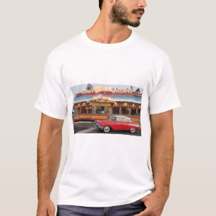 Camiseta 57 Chevy em frente ao "estilo 50 Coney Island"