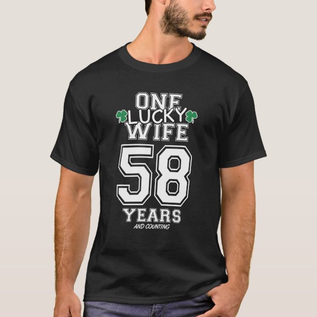 Camiseta 58 Anos Lucky Wife Engraçado Anniver Dia de São Pa (Frente)