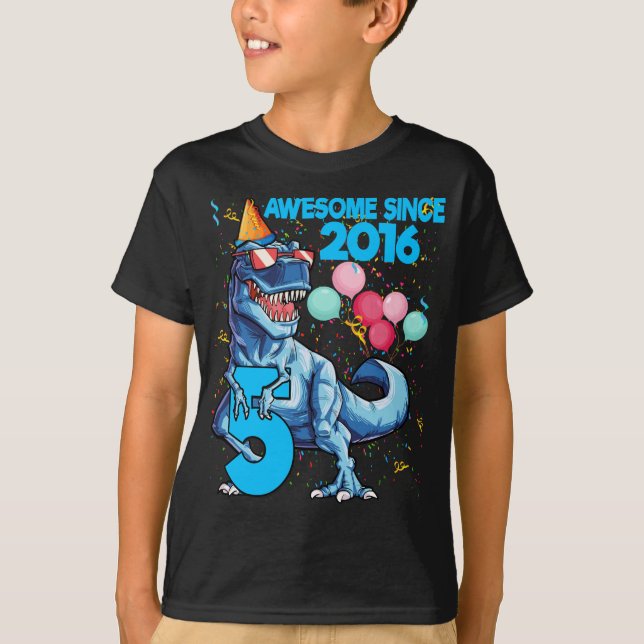 Camiseta 5 Aniversário Incrível Desde 2016 Dinossauro (Frente)