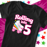 Camiseta 5 Birthday Roller Skling 5 Anos Skate<br><div class="desc">Este design de skate é perfeito para uma festa de patins ou tema de aniversário para uma garota de 5 anos. Se a aniversariante adora rodar o skate, ela vai adorar este design de skate! Apresenta a citação de aniversário do estilo 'Rolling in 5' com gráficos de skate de roletas...</div>