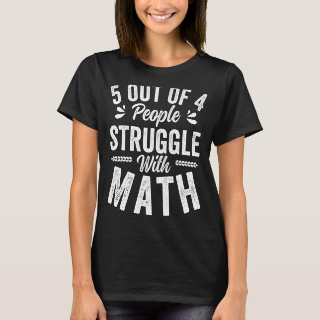 Camiseta 5 em 4 Pessoas de luta com o professor de matemáti (Frente)
