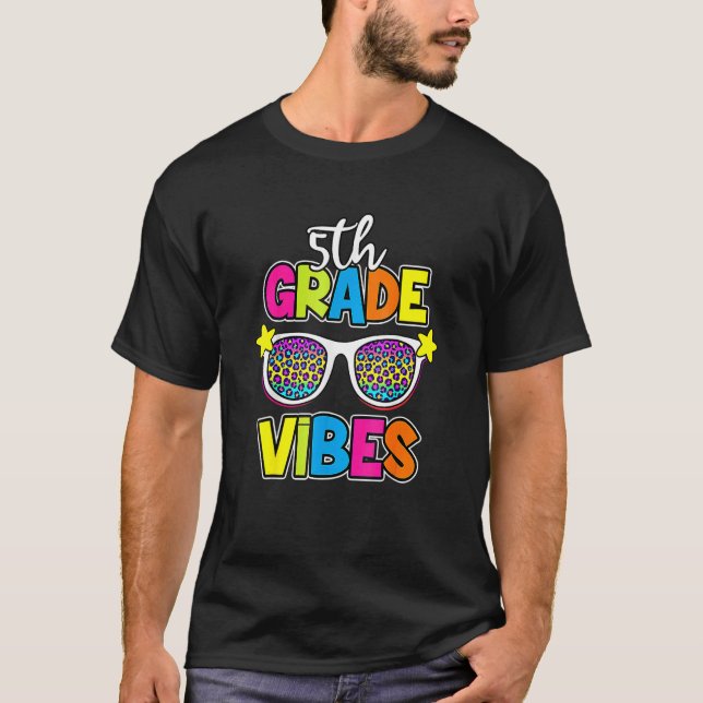 Camiseta 5 Grau Vibes Óculos De Sol Professor De Volta A (Frente)