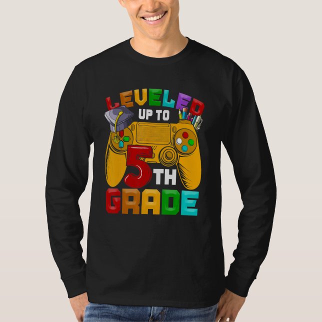 Camiseta 5th Grade Gamer Leveled Up To Of Fifth Grade Back  (Frente)
