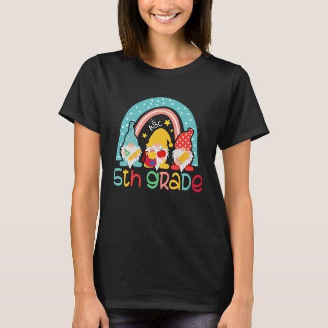 Camiseta 5th Grade  Rainbow Gnomes Happy First Day Of Schoo (Frente)