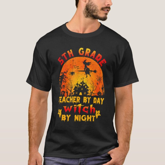 Camiseta 5th Grade Teacher By Day Witch By Night Costume Ha (Frente)