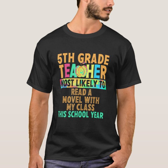Camiseta 5th Grade Teacher Most Likely To Read A Novel With (Frente)