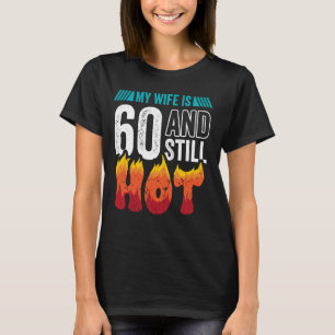 Camiseta 60º Aniversário da Esposa tem 60 Ainda Quentes 60