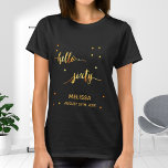 Camiseta 60º aniversário data data data e sessenta<br><div class="desc">Elegante e moderno para a 60ª festa de aniversário. Texto em ouro falso escrito com um script estilo tendencioso com letra de mão: olá sessenta. Com pontos de ouro como decoração. Modelos para um nome e uma data,  cartas de ouro.</div>