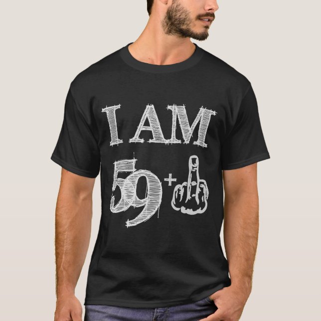Camiseta 60 Aniversário Eu Sou 59+ Dedo Médio Mais 60º (Frente)
