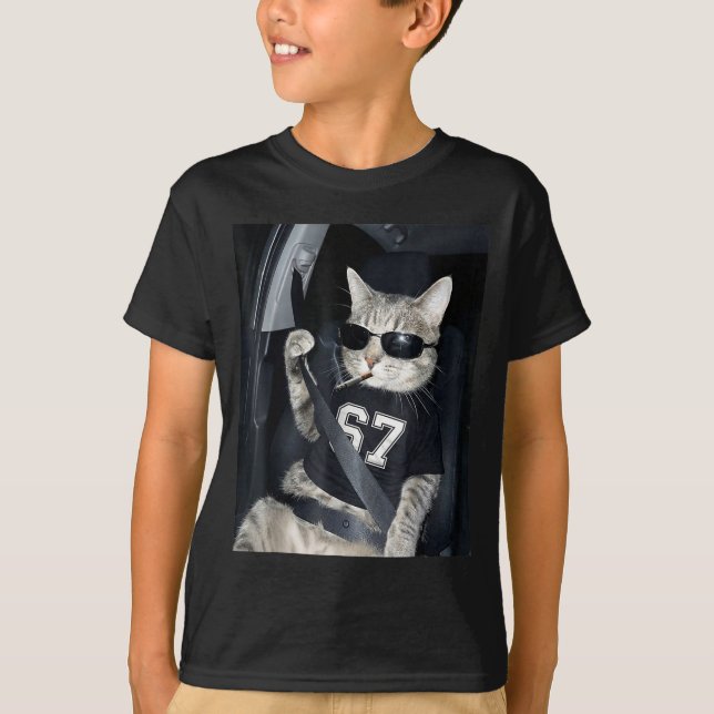 Camiseta 67 Cat Wearing Sungles Gen Alpha Smoking Cat  (Frente)