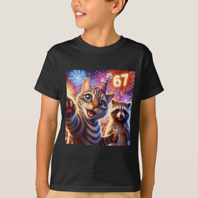Camiseta 67 Meme Cat Raccoon New Year Selfie Funny Birthday (Frente)
