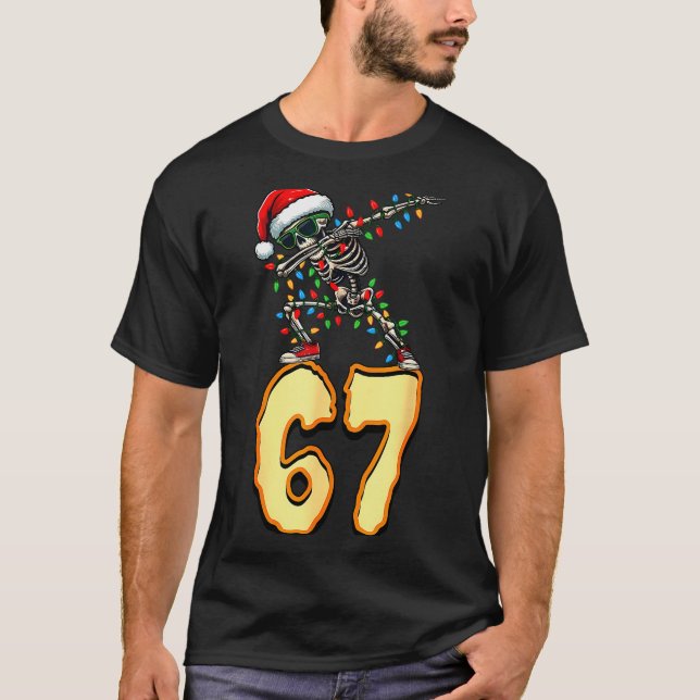 Camiseta 67 Meme de Halloween 6 7 Números Seis Sete Diverti (Frente)