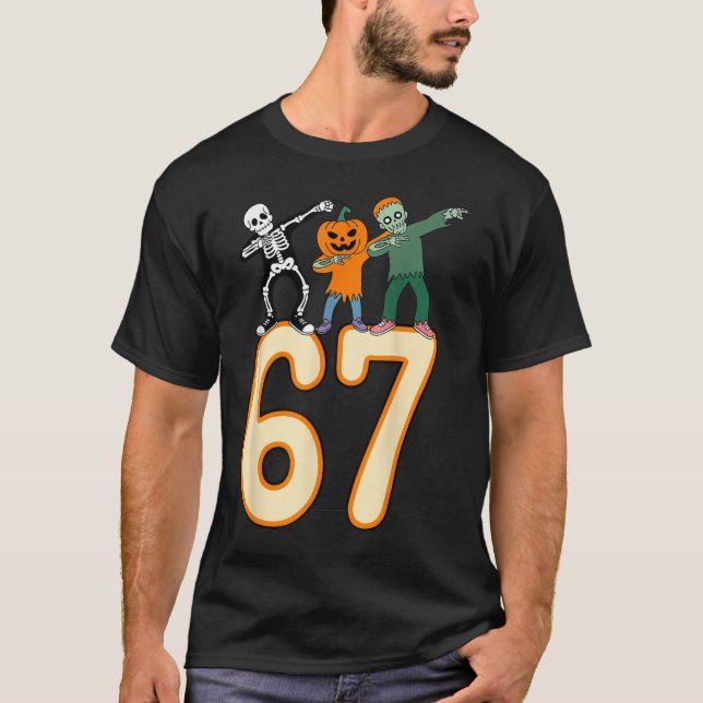 Camiseta 67 Meme de Halloween 6 7 Números Seis Sete Esquele (Frente)