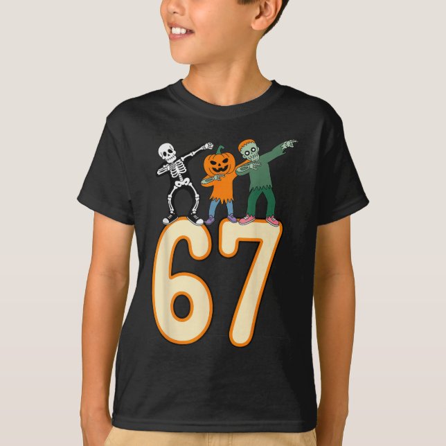 Camiseta 67 Meme de Halloween 6 7 Números Seis Sete Esquele (Frente)