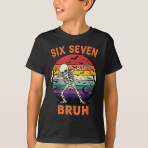 Camiseta 67 Meme de Halloween Seis Sete Números de Esquelet