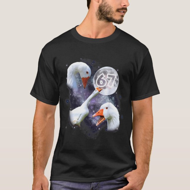 Camiseta 67 Meme Goose Howling At The Moon Funny Six Seven  (Frente)