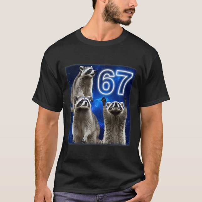 Camiseta 67 Meme Raccoon Howling At The Moon Parody Six Sev (Frente)
