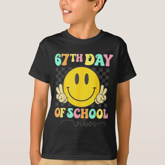 Camiseta 67th Day Of School Vibes Groovy Smile Face 67 Six  (Frente)