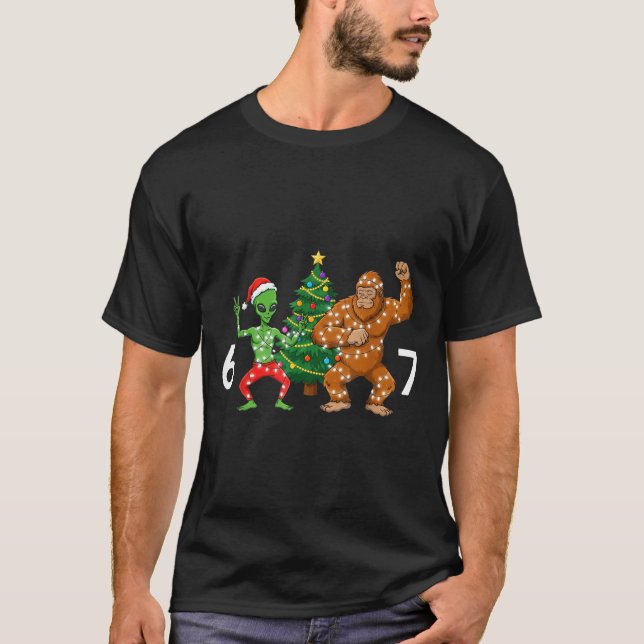 Camiseta 6 7 Meme Christmas Alien Sasquatch Six Seven Fun  (Frente)