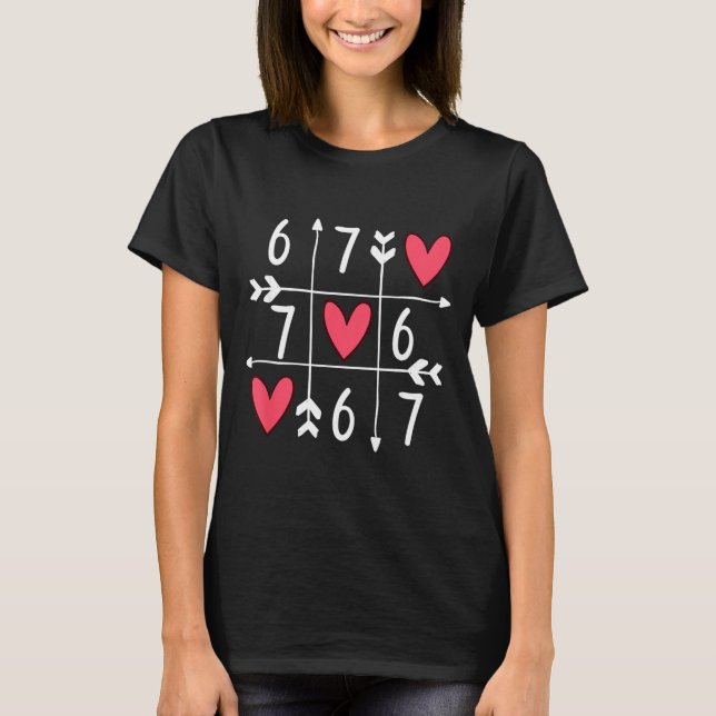 Camiseta 6 7 Meme Six Seven 67 Funny Xoxo Game Valentines D (Frente)