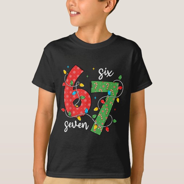 Camiseta 6 7 Six Seven Meme Xmas Lights Candy Cane Christma (Frente)