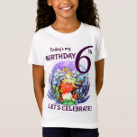 Camiseta 6 Birthday Bubble Fairy e Mushroom Motif<br><div class="desc">"Celebração de Vamos!" "6" e "Hoje é Meu Aniversário" estão em uma fonte roxa divertida em um design de conto de fadas com um grande cogumelo vermelho com uma fada loira bonito sentada em cima, soprando bolhas. Comemore o aniversário de sua filha de 6 anos com esta design caprichosa. O...</div>