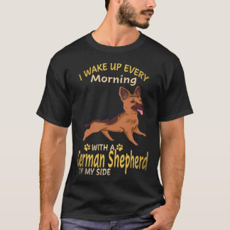 Camiseta 6 Eu acordo todas as manhãs com um pastor alemão B