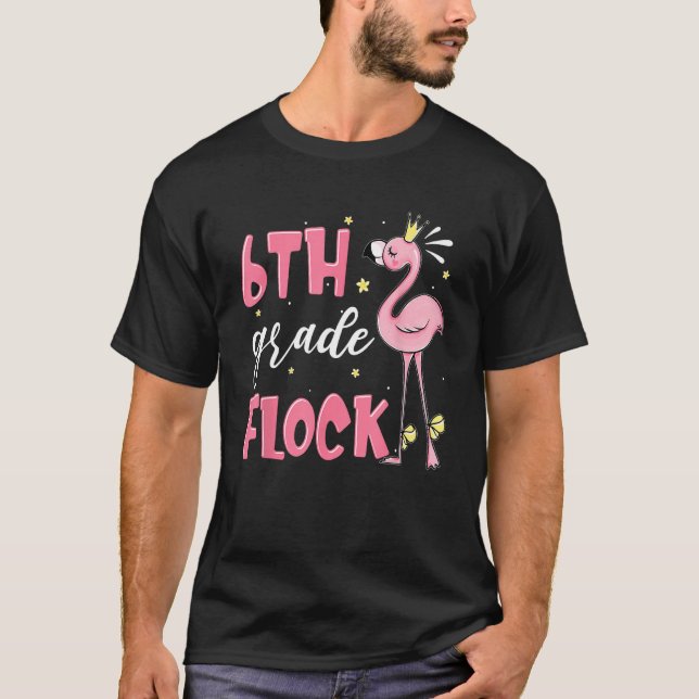 Camiseta 6th Grade Flock Flamingo Back To School Girls (Frente)