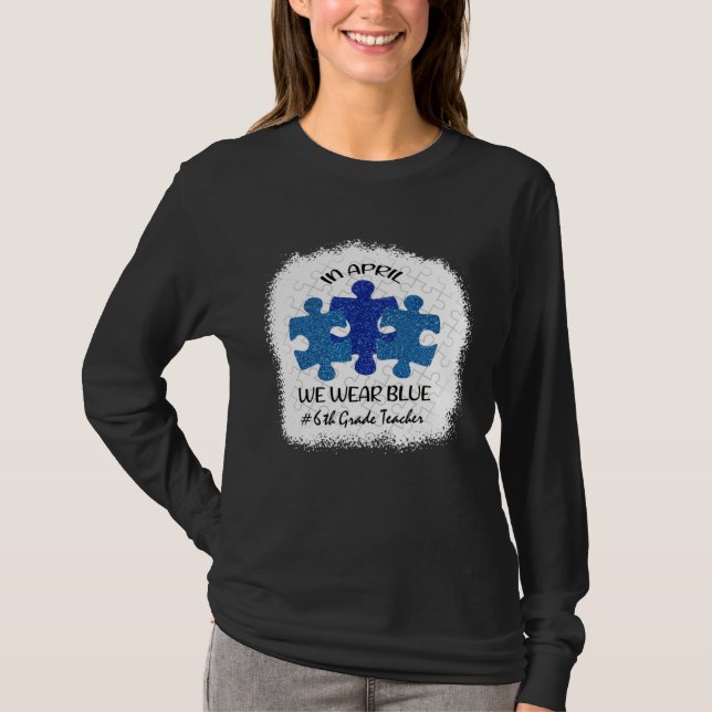 Camiseta 6th Grade Teacher Autism Awareness In April We Wea (Frente)