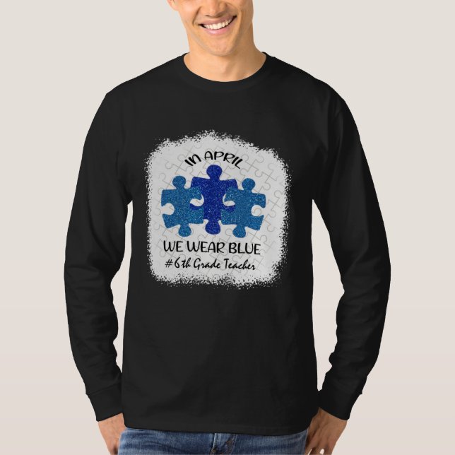 Camiseta 6th Grade Teacher Autism Awareness In April We Wea (Frente)