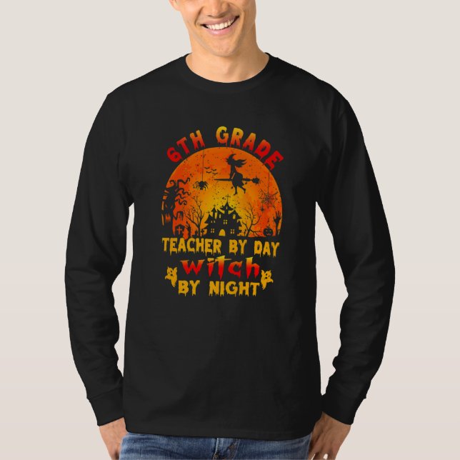 Camiseta 6th Grade Teacher By Day Witch By Night Costume Ha (Frente)
