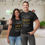 Camiseta 70 Birthday 1954 Add Name Black Dourada Party<br><div class="desc">70 de Aniversário Personalizado Guest of Honor Black and Dourado T-Shirt - Nascer 1954 Edition. Celebre seu aniversário de marco em estilo com nossa t-shirt de convidado de honra do 70. Nossa árvore preta e dourada é a peça de declaração perfeita para esta ocasião especial. Com um design que orgulhosamente...</div>