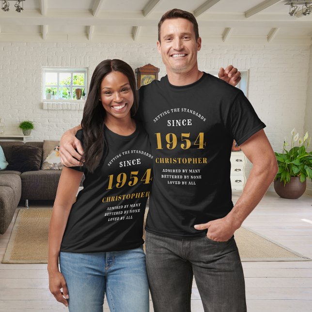 Camiseta 70 Birthday 1954 Add Name Black Dourada Party (Custom 70th Birthday Guest of Honor Black and Gold T-Shirt – Born 1954 Edition)
