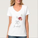 Camiseta 70 Birthday Funny Script Watercolor Floral<br><div class="desc">Camiseta Floral de Watercolor com Escrita Funny 70 e daí? Camiseta 70 de Aniversário. Camiseta motivacional para uma mulher. O design apresenta uma citação positiva e engraçada 70, e assim como na escrita de tendências e belos rosas e galhos de aquarelas. A camiseta é excelente para uma mulher comemorando seu...</div>
