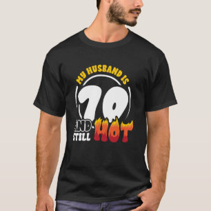 Camiseta 70 Birthday Husband: 70 anos ainda quente