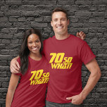 Camiseta 70 Então, que engraçado 70 de aniversário de citaç<br><div class="desc">70 Então, que engraçado inspiração citar T-Shirt 70 de aniversário de . Uma camiseta moderna com uma citação motivacional e engraçada 70 E daí? Excelente como uma ideia de presente de aniversário para uma pessoa positiva celebrando seu 70 aniversário. O texto é perfeito para uma pessoa com senso de humor....</div>