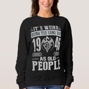 Camiseta 77.º aniversário É estranho ter a mesma idade que