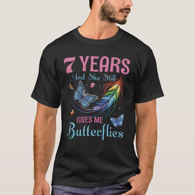 Camiseta 7 Years & She Still Gives Me Butterflies Lesbian A (Frente)