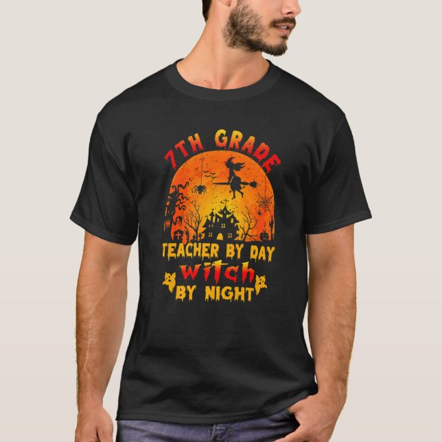 Camiseta 7th Grade Teacher By Day Witch By Night Costume Ha (Frente)
