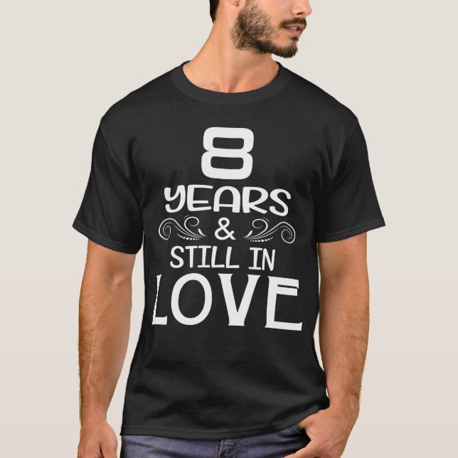 Camiseta 8º Aniversário 8 Anos E Ainda Apaixonado (Frente)