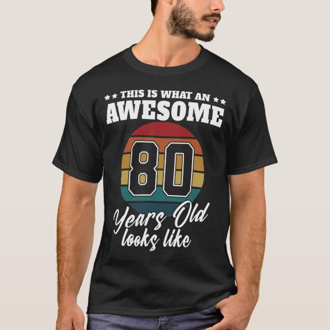 Camiseta 80 anos parece 80 Aniversário para Ele (Frente)