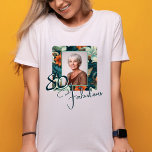 Camiseta 80 e Fabulosa Foto de Aniversário do Padrão Flor<br><div class="desc">Elegante 80 e Fabulosa Camisa Fotográfica de Aniversário do Padrão Flor. 80 e um texto fabuloso na moda e um padrão de flores elegante e bonito. Personalize-o com seu nome e foto,  e faça uma elegante camiseta de aniversário floral personalizada para ela.</div>