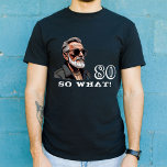 Camiseta 80 Que Engraçado Dizer 80 de Aniversário Legal<br><div class="desc">80 Que Engraçado Dizer 80 de Aniversário Legal. Uma citação engraçada que tenho 80 e assim como nas fontes modernas e na cor branca. Uma imagem de um avô legal vestindo óculos de sol. Presente perfeito para um homem com senso de humor.</div>