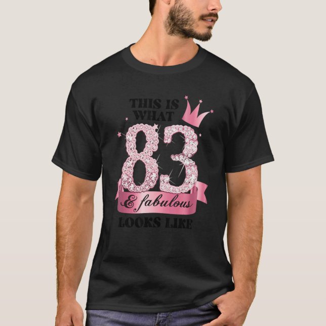 Camiseta 83 & Fabulous I Pink White Party Group Candid Phot (Frente)